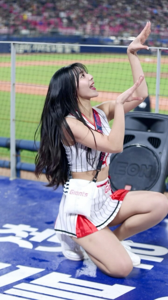 프로야구의 인기와 함께 SNS를 타고 치어리더들의 응원 영상이 '밈'이 되면서 글로벌로 전파되어 그들은 자의 반 타의 반으로 새로운 K-컬처, K-컨텐츠 크리에이터의 역할을 맡게 되었다. [목나경 치어리더 공식 인스타그램 썸네일 갈무리]